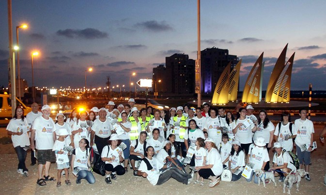 מתנדבים מאשדוד ברקע של כיכר המפרשיות