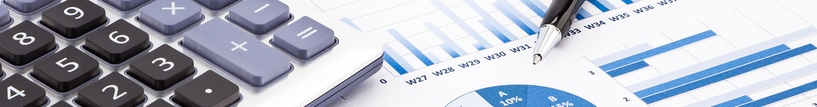 מחשבון מונח על שולחן ודיאגרמות מונחות גם הן