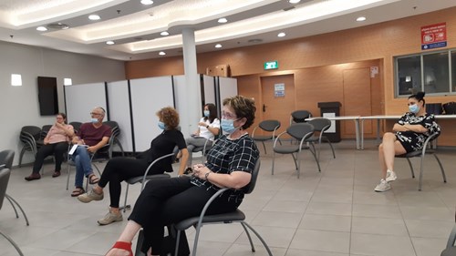 אנשים מקשיבים להרצאה.