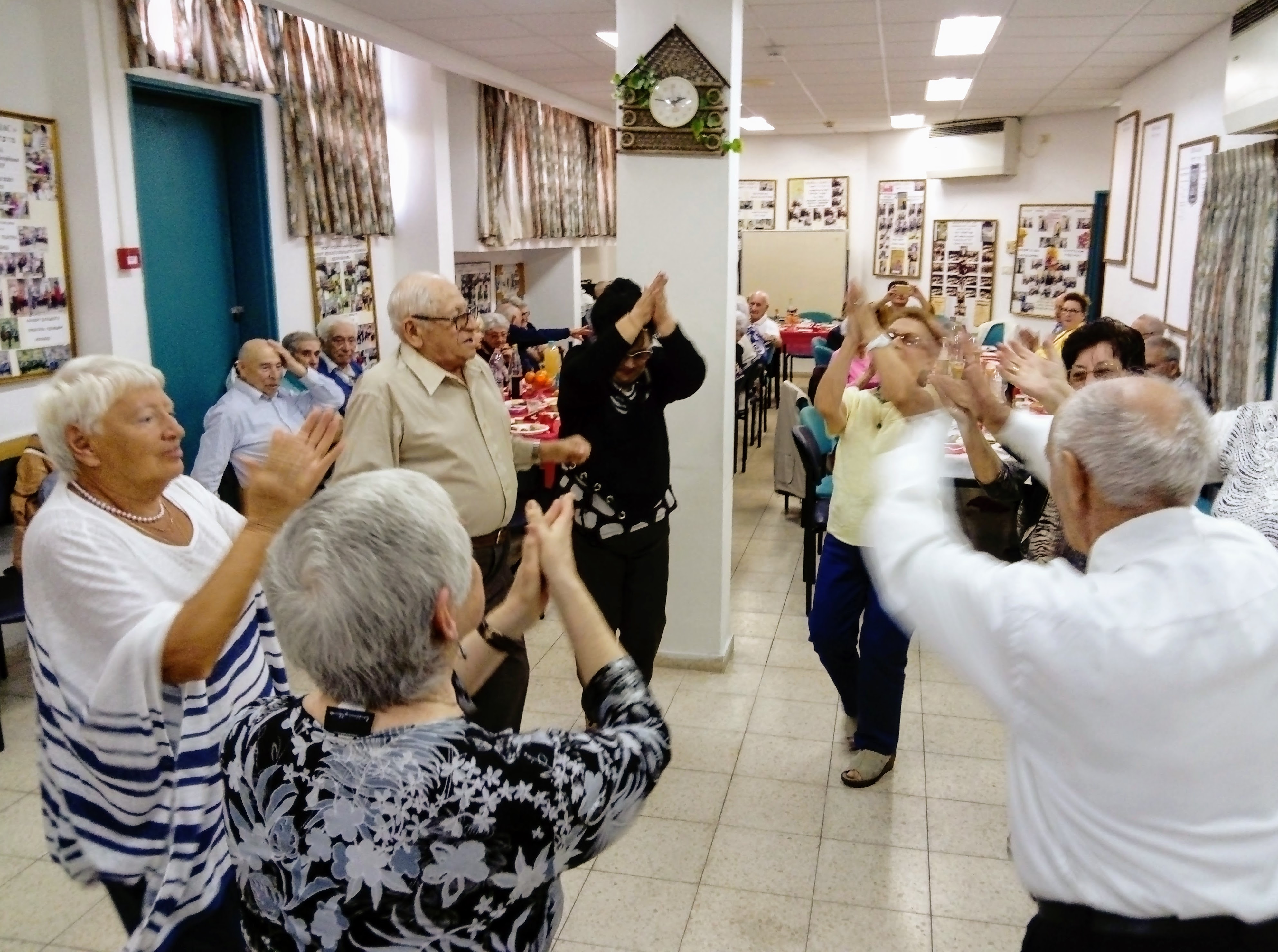גמלאים רוקדים