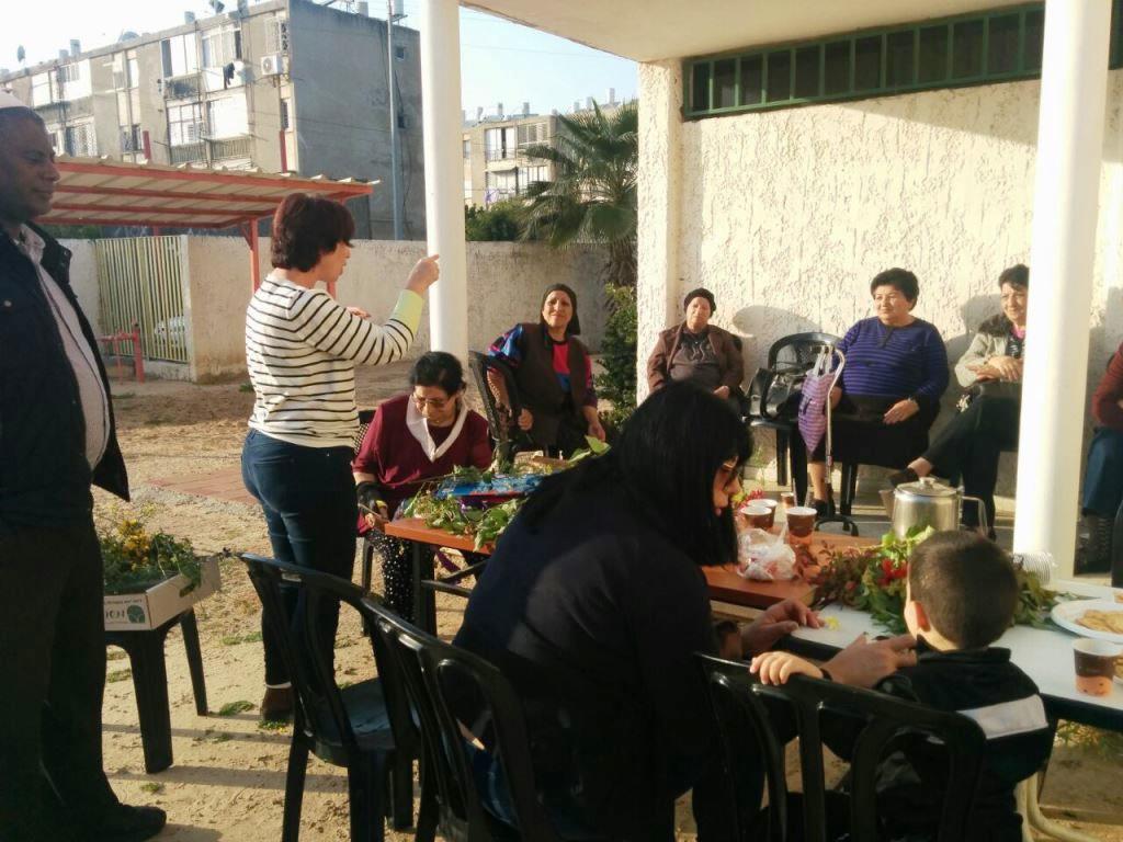 אזרחים וותיקים עם יבול חדש