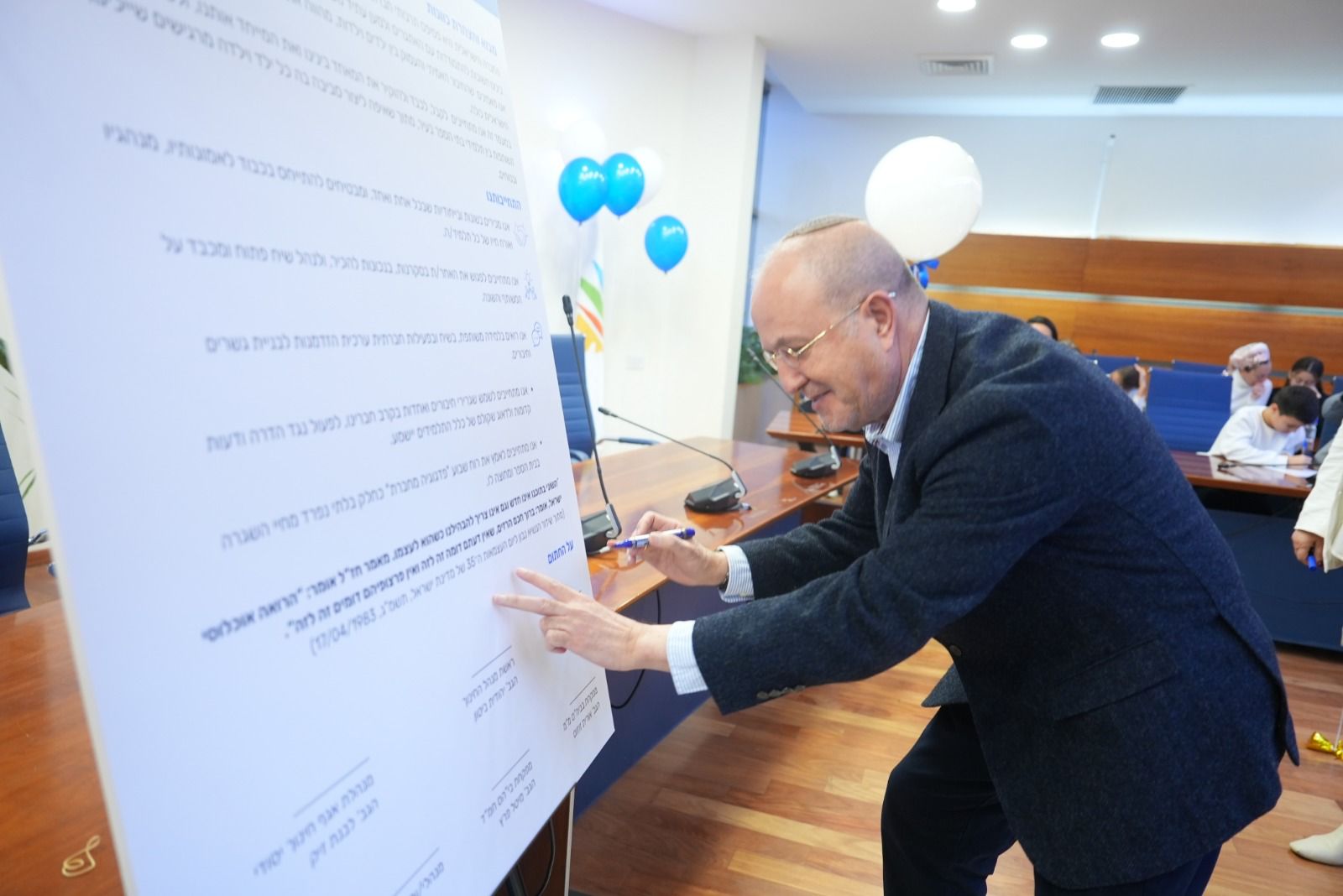 ראש העיר חותם