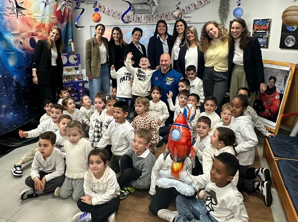 אסטרונאוט בא לגן