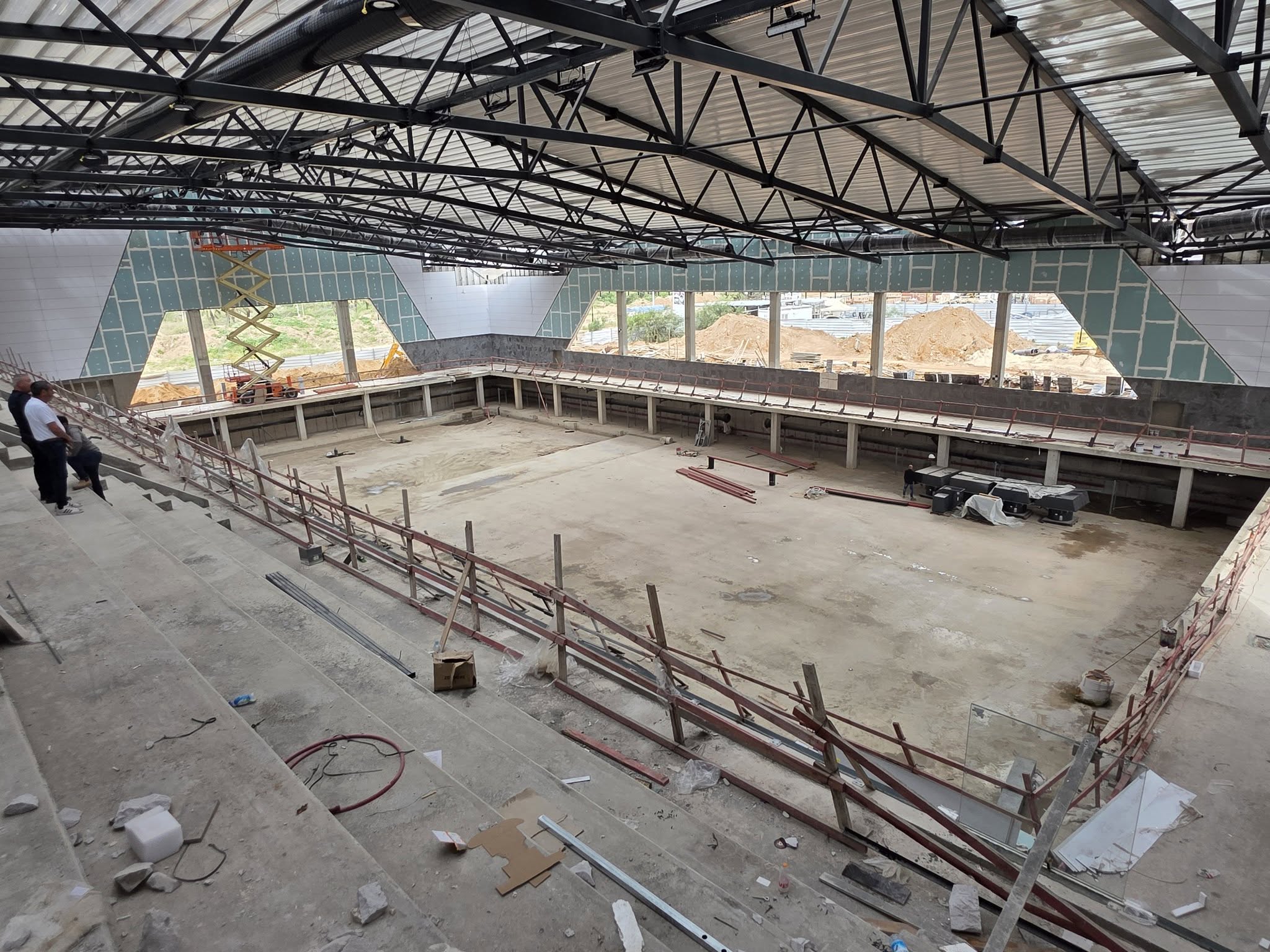 בניית הבריכה