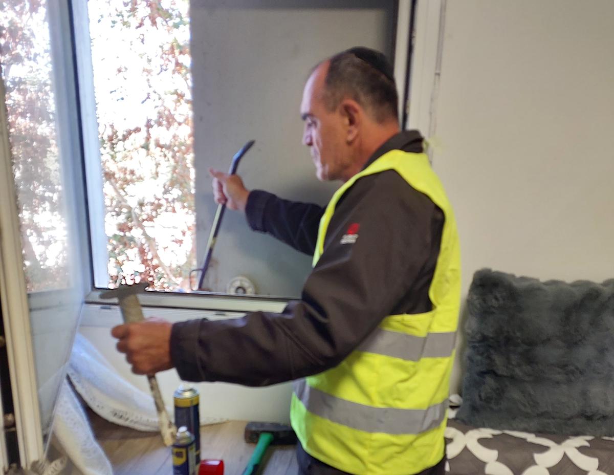 Беспрецедентный масштаб: в Ашдоде отремонтировано 1685 дверей и окон в защитных комнатах (МАМАД)