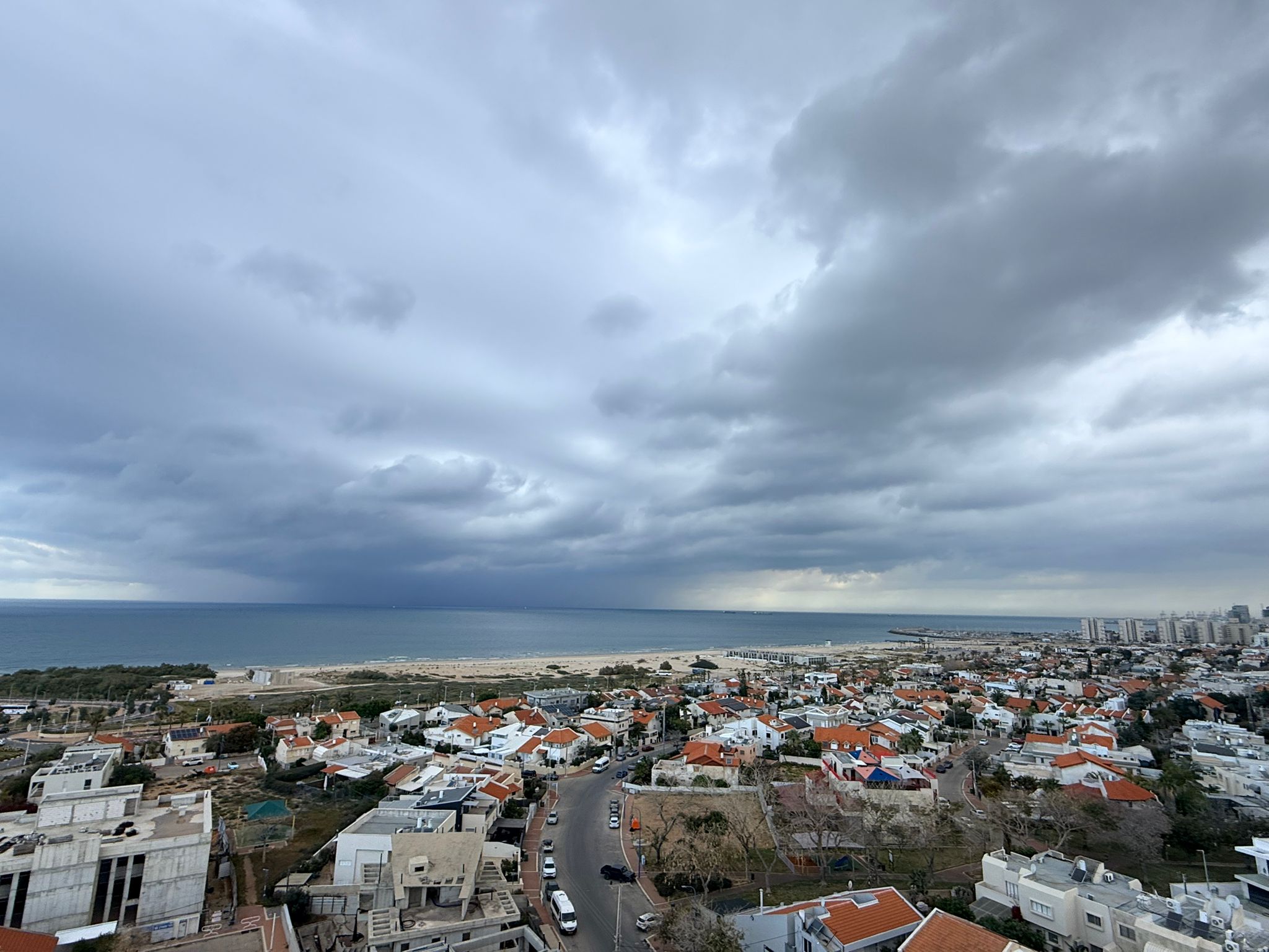 Тройной вызов Ашдода: как город балансирует между войной, штормом и Песахом